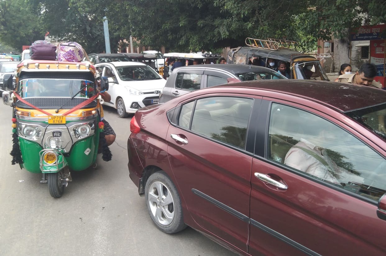 Mathura: City roads jammed, traffic police missing