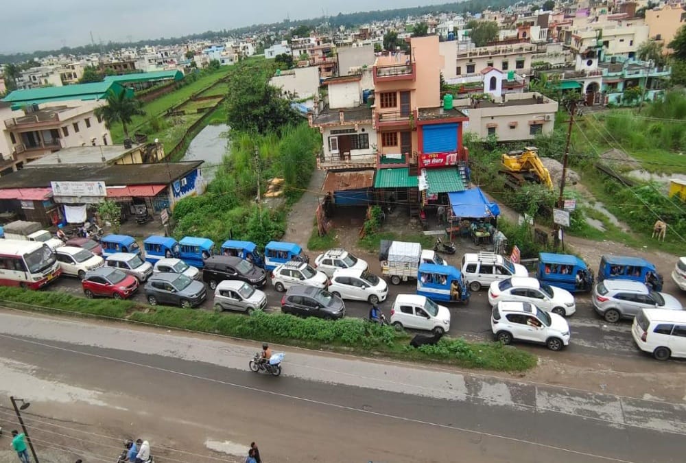 Rishikesh-Dehradun Highway: Heavy Traffic Jam in Shyampur after Bridge Collapse photos