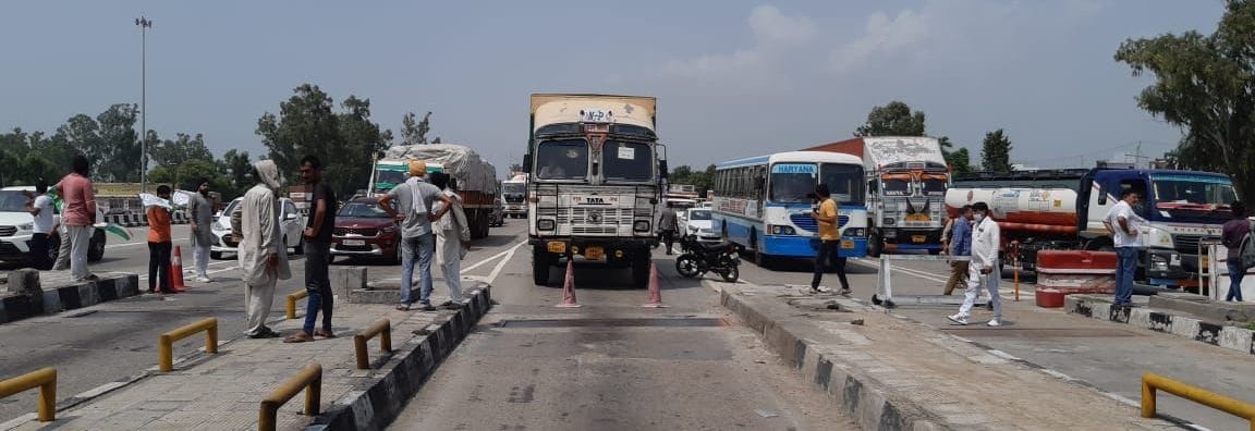 Panipat highway jammed for one and a half hours after lathi charge on Bastara toll