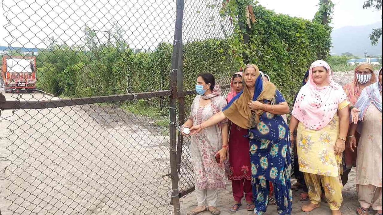 Kulhadiwala villagers locks carton factory gate after being tortured by pollution