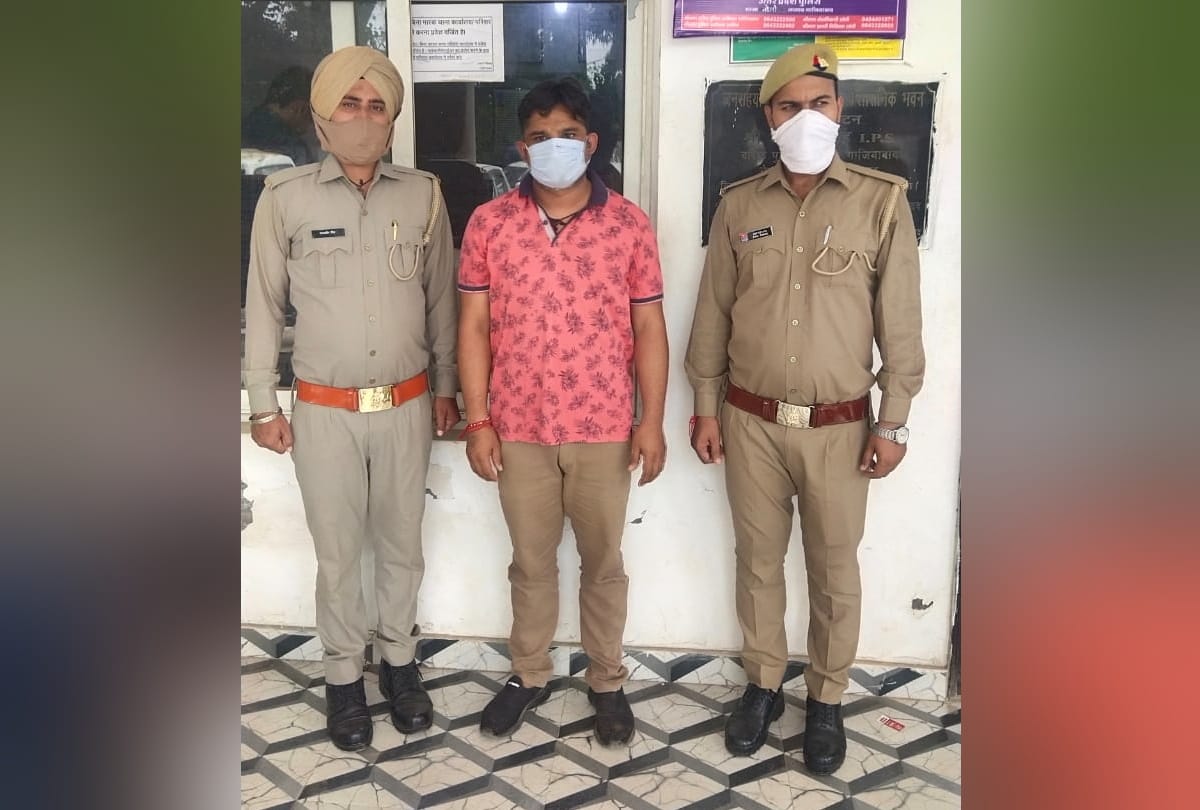 Ghaziabad fraudsters arrested who theft stay orders from commissioner office meerut handed over to police