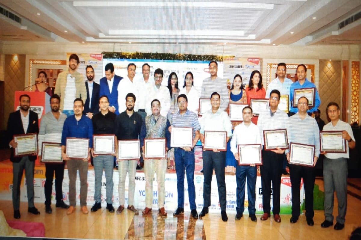 Meerut News: The youth including many players were honored in a program of Amar Ujala