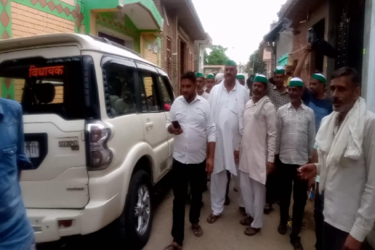 UP News: UP News: Bhartiya Kisan Union workers have opposed against BJP MLA Vikram Saini in a village of muzaffarnagar