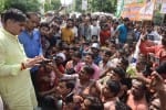 विद्या नगर स्थित सांसद कार्यालय पर प्रदर्शन कर रहे ऑटो चालाकों को समझाते अलीगढ़ सांसद सतीश गौतम ?