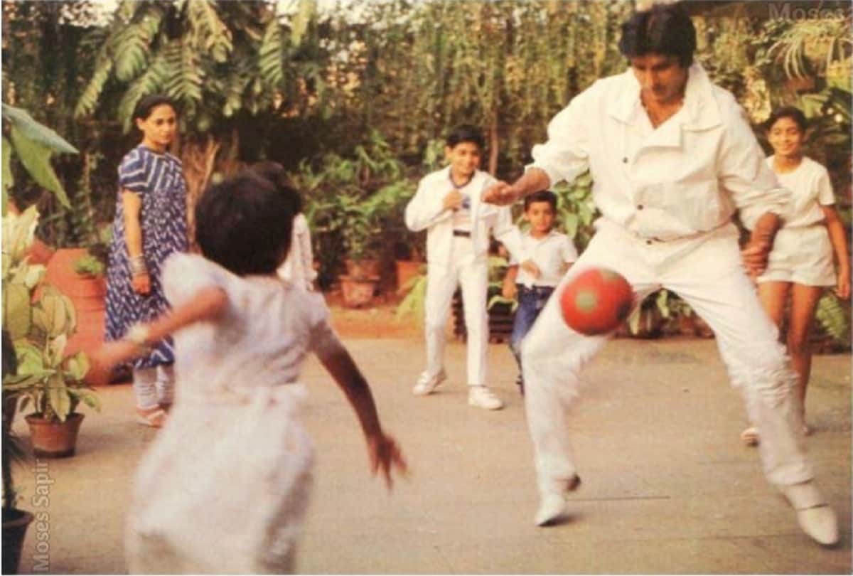Amitabh bachchan Jaya play football with young Abhishek and Shweta