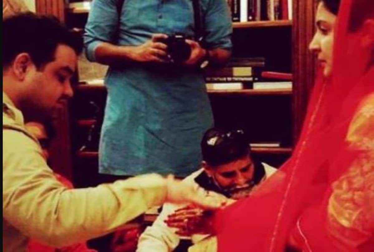 Anushka sharma chooda ceremony unseen photo from her wedding goes viral on social media