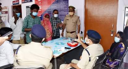 थाना हरदुआगंज में समाधान दिवस पर लोगो की समस्याओं को सुनते एसएसपी कलानिधि नैथानी, डीएम सेल्वा कु?