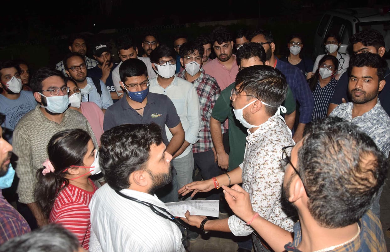 PGI: Woman ASI caught junior doctor's collar when asked to leave the ward, uproar