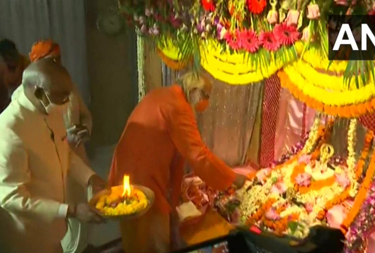 President Ramnath Kovind offers prayer to Ramlala and Hanuman Garhi.