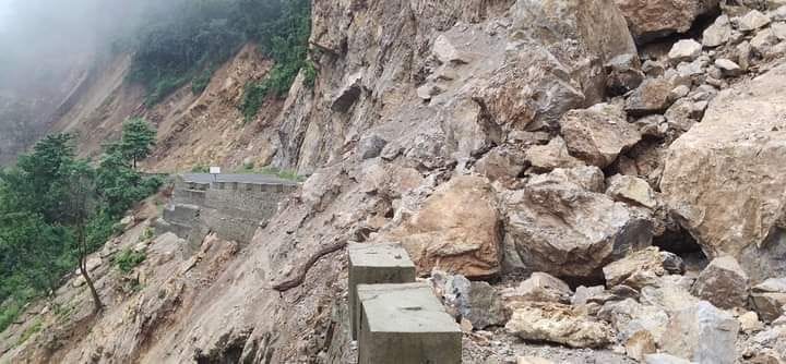 Operation of vehicles on Badrinath-Gangotri NH stalled