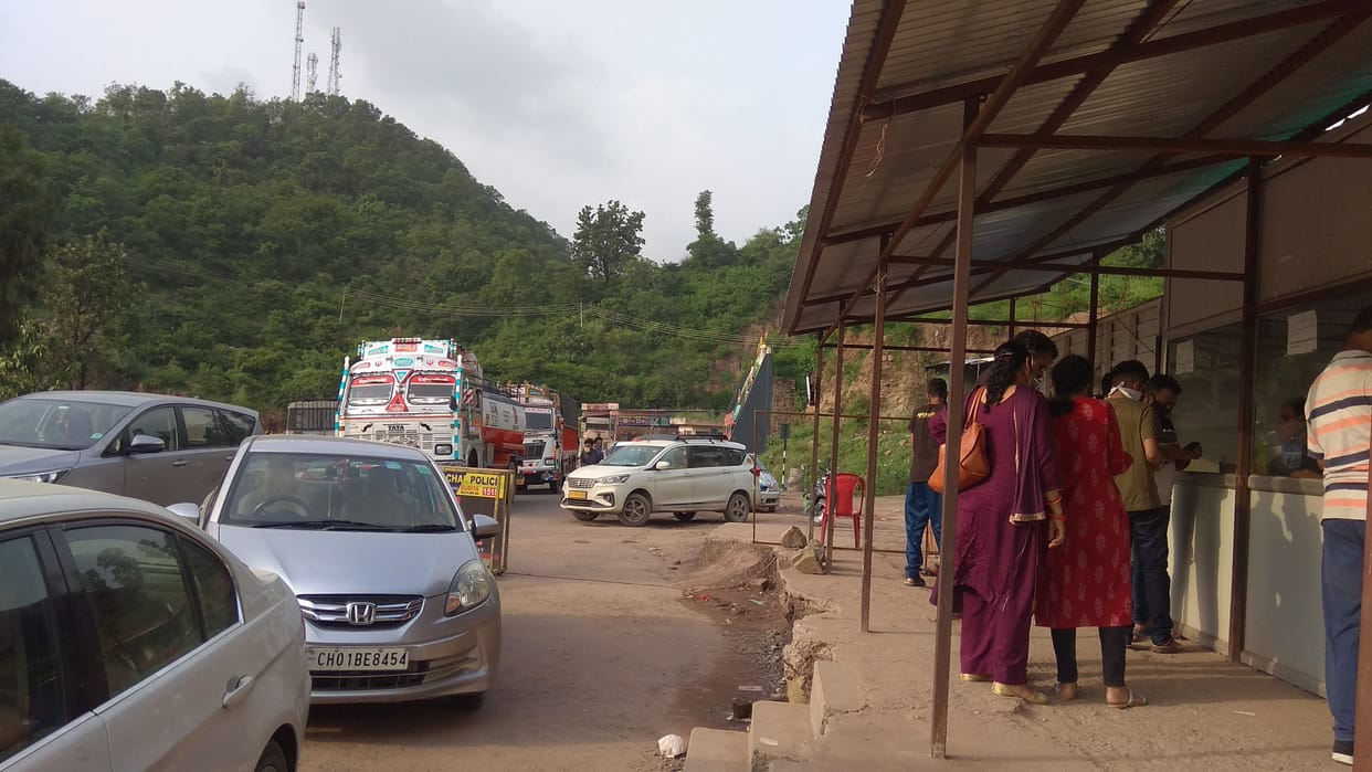 380 tourists vehicle inter in state