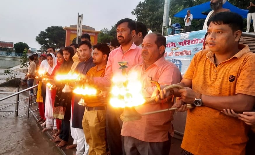 Performed Aarti by cleaning Ganga Barrage Ghat
