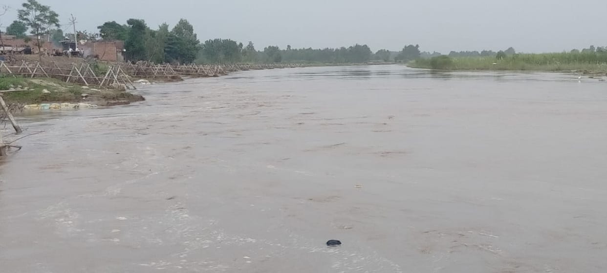 The water level of the Kho river increased due to the rain falling on the mountains.