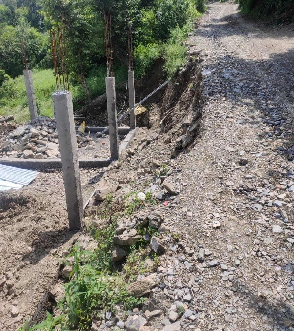 People forced to travel 10 km on foot due to road collapse