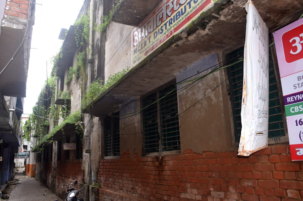 Council school building dilapidated, teachers' breath stuck in throat