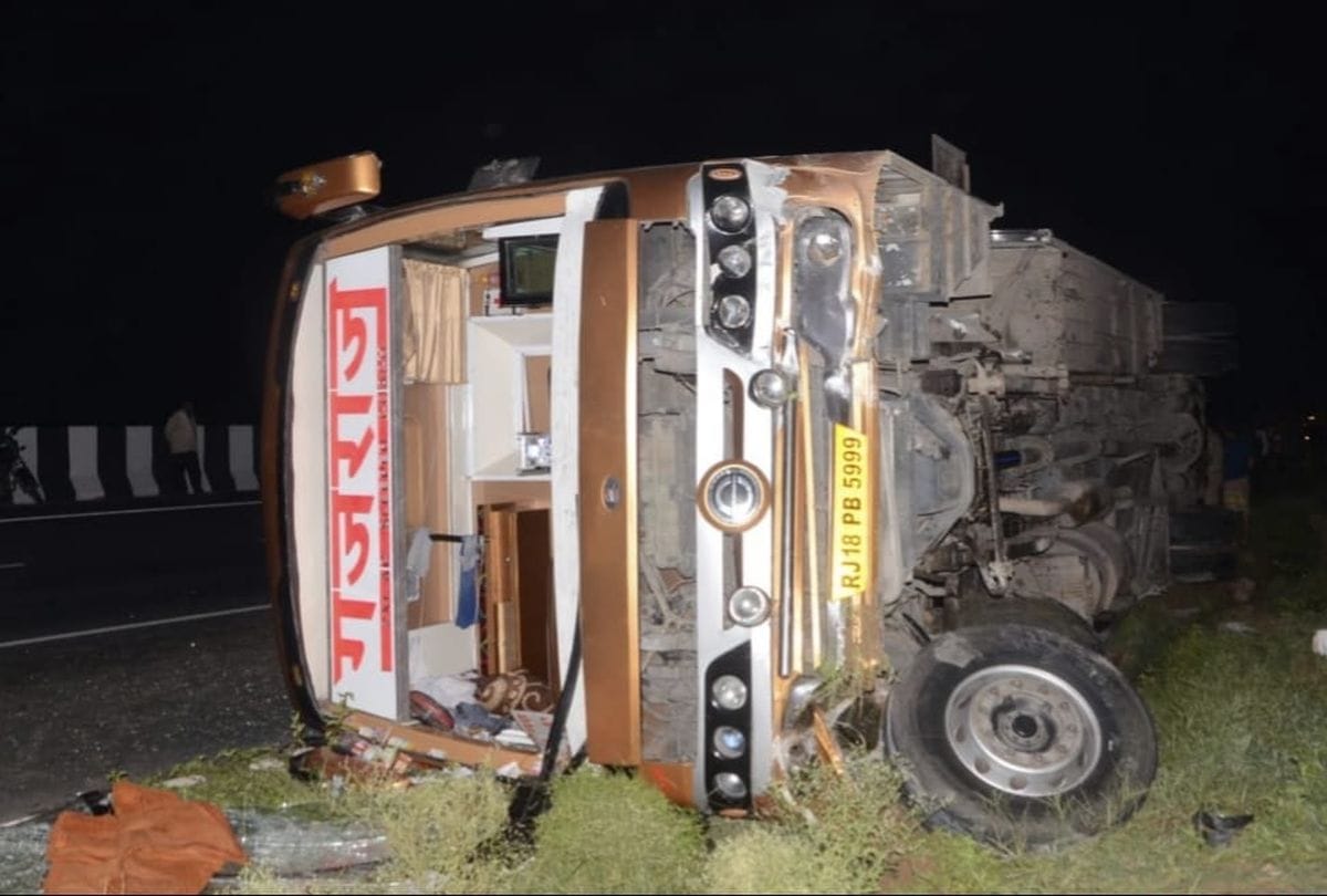 Road Accident In Firozabad Many Passengers Injured