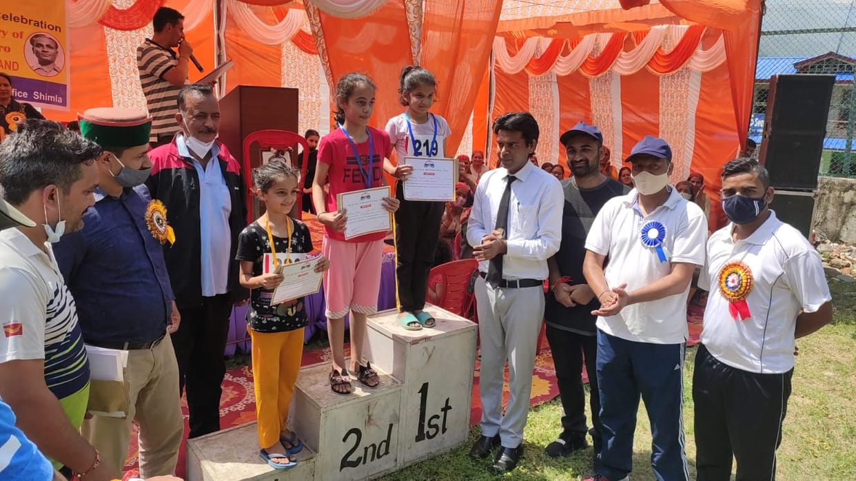 vikram and himakshi win half marathon rampur