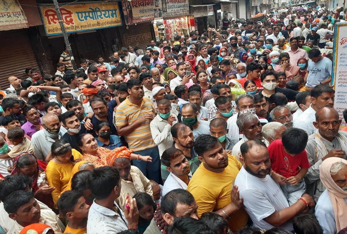 Shri Krishna Janmashtami 2021 Mathura:Huge Croud Reached Dwarkadhish Mandir