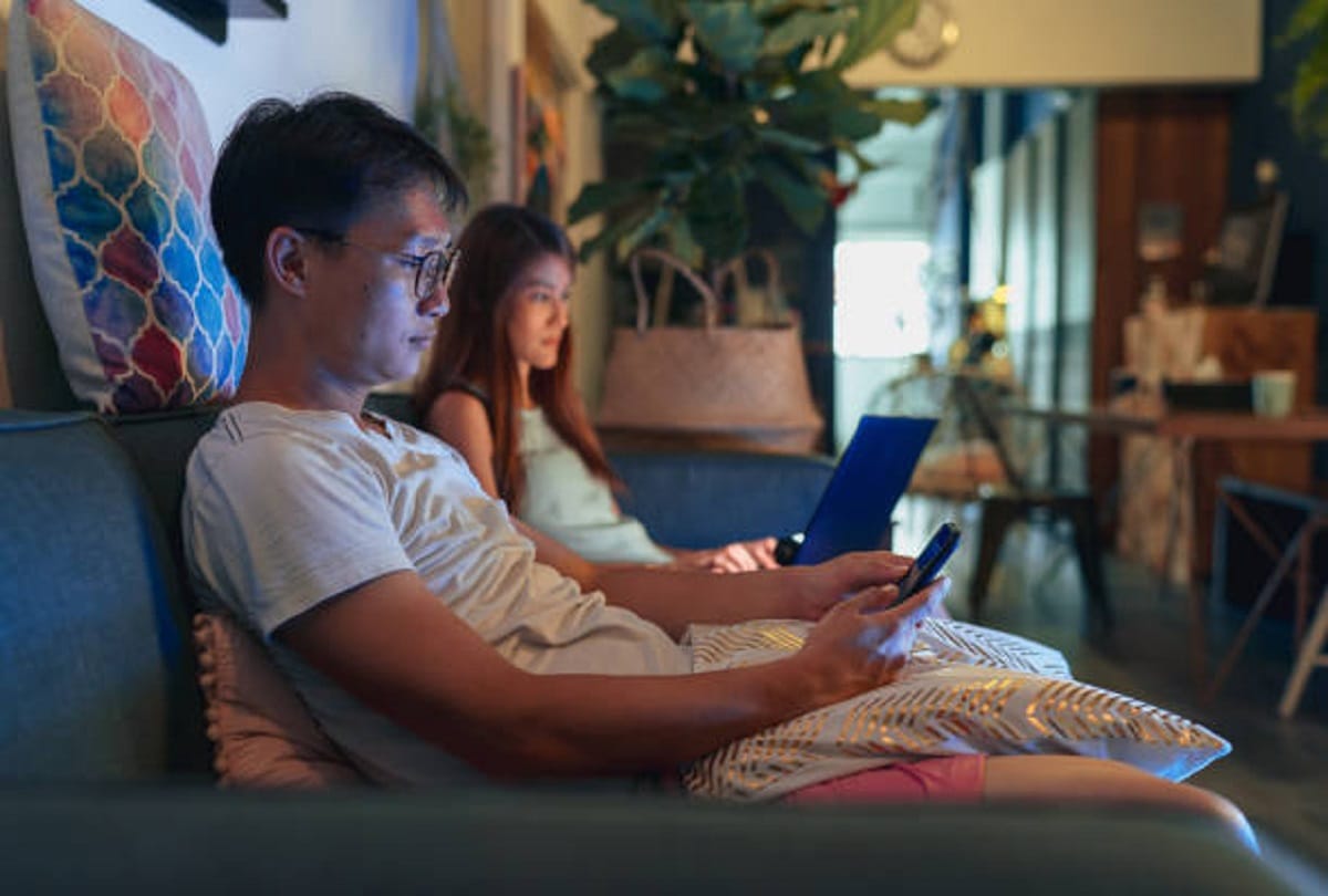 Relationship tips Is screen time becoming a villain in your relationship follow the rules