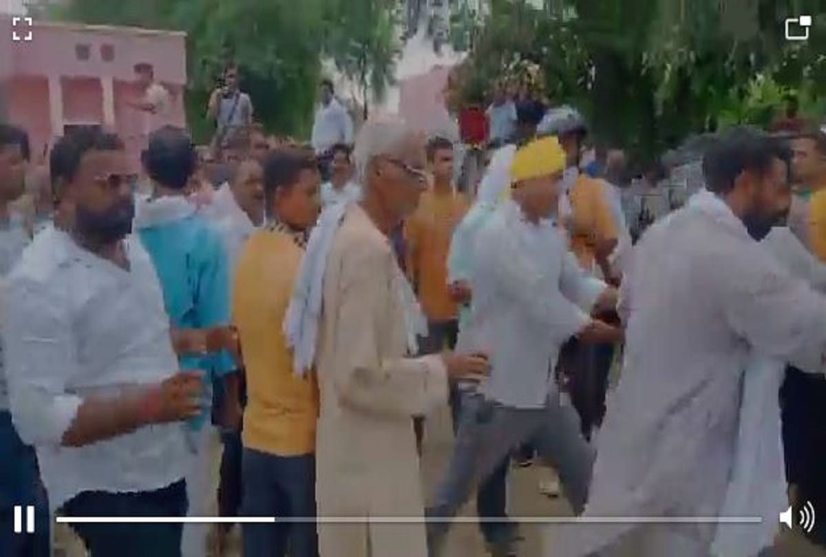 fight between supporters of BJP MLA Sushil Singh and former samajwadi party  MLA Manoj Singh in chandauli postmortem house