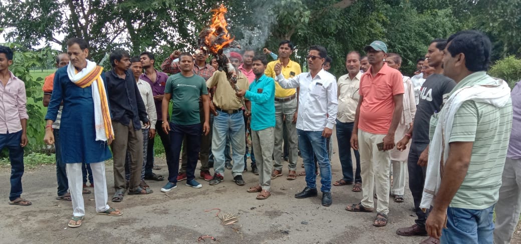 Sonbhadra: Farmers burnt effigy of Haryana government, farmers organizations condemned lathi charge