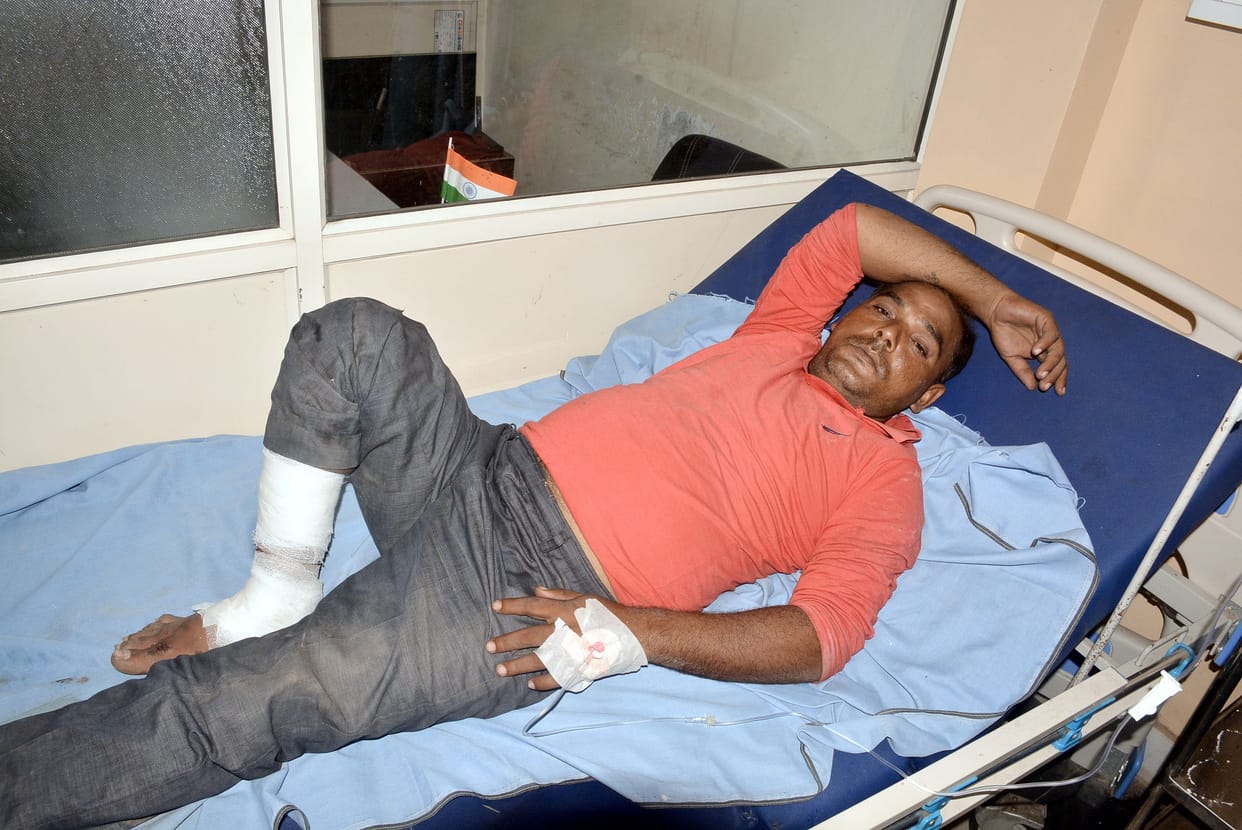 Aligarh: Car collided with ambulance carrying dead body, four injured