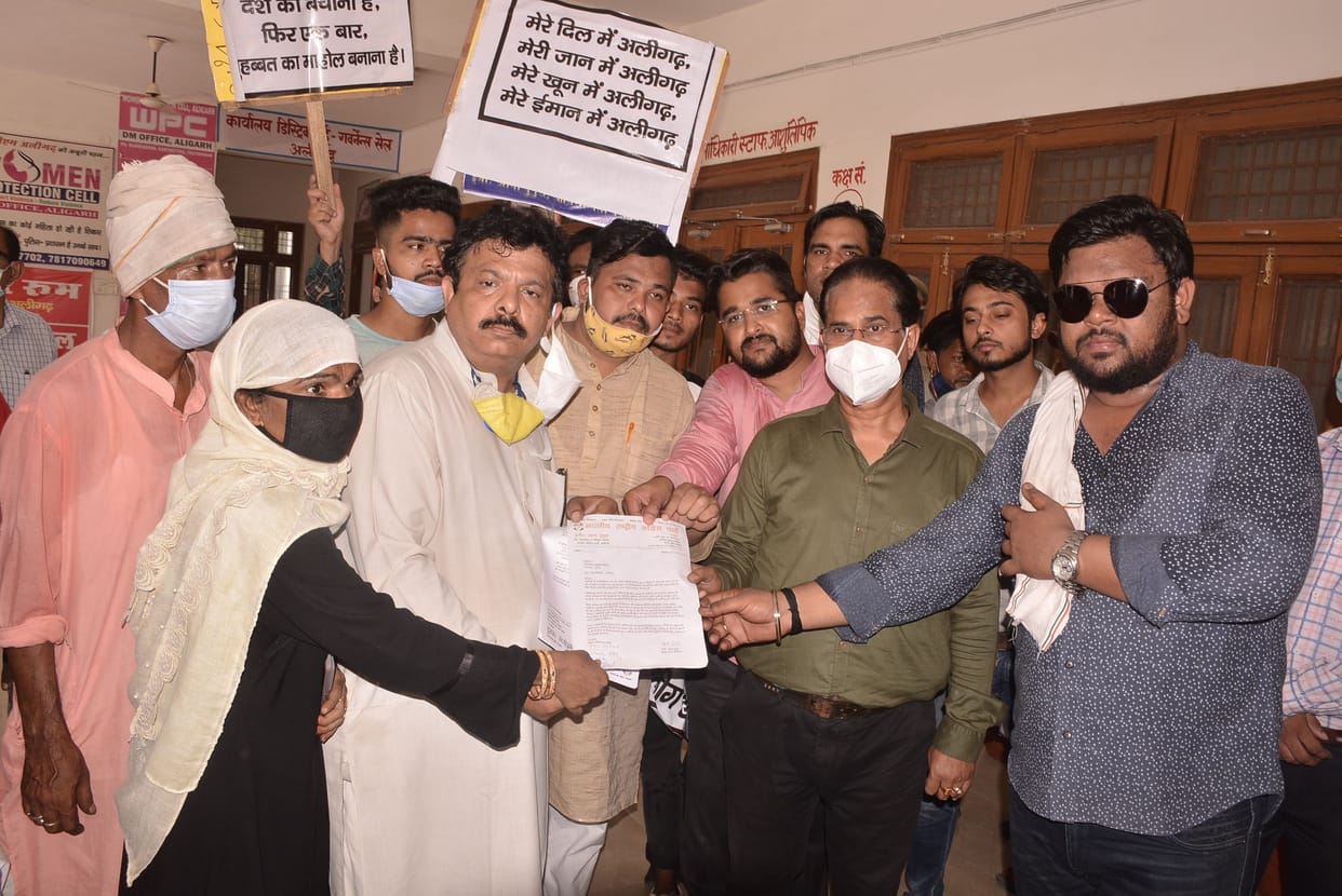 Congressmen furious over the proposal to change the name of Aligarh, took out a foot march