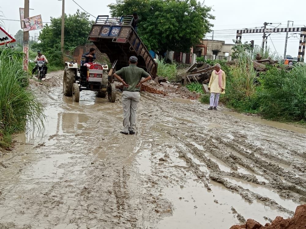 raod full of mud in rain