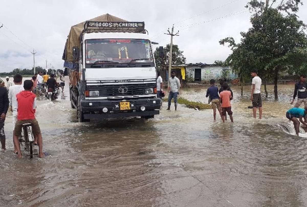 Landslide in Nepal Long queue of trucks at Sonauli border
