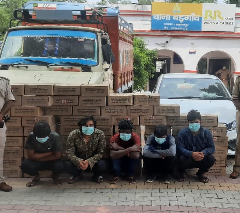 Five caught including smuggled liquor loaded in two vehicles