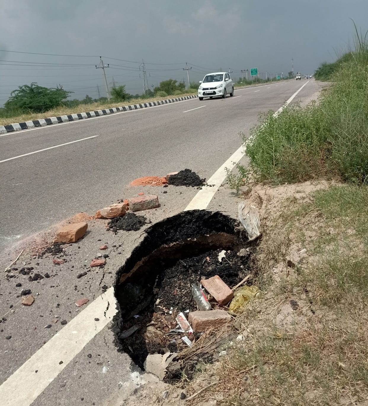 National highway started to sink, Large potholes formed at six places on the roadside due to slipping of soil