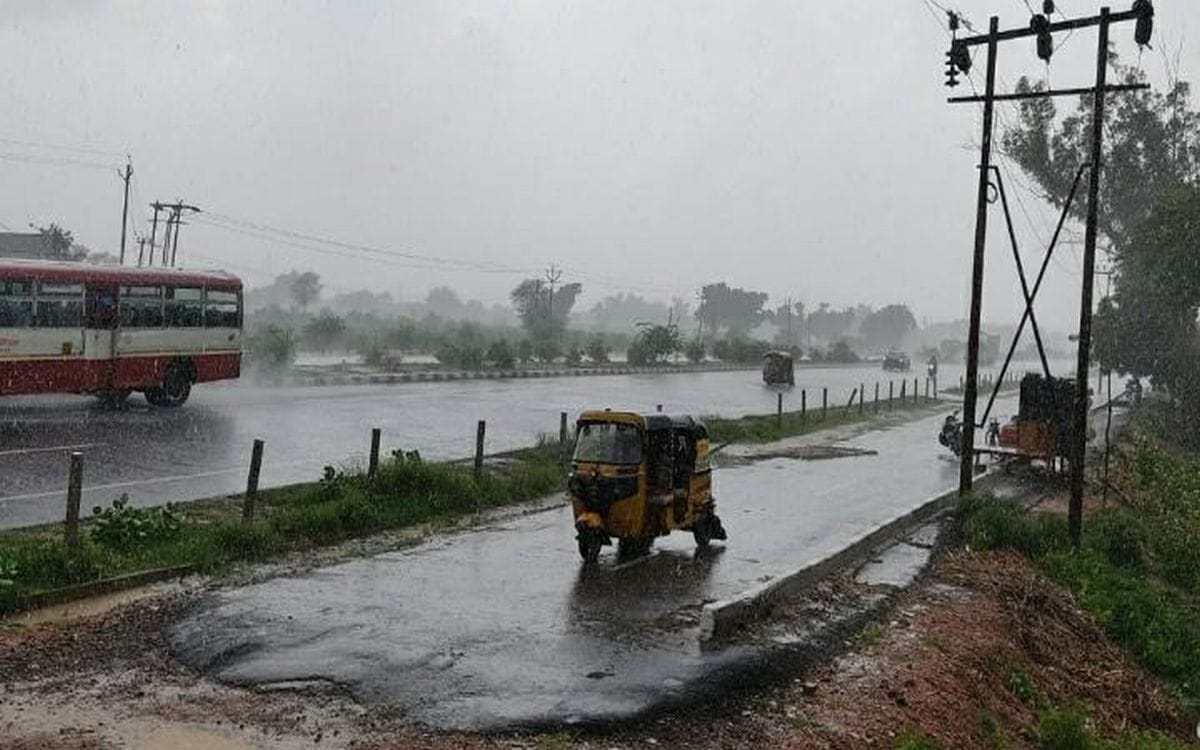 Heavy rain from toll plaza to Vaishno Devi Dham