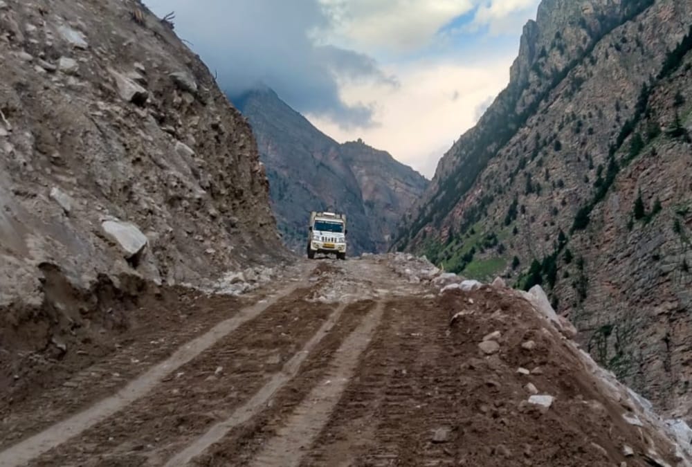Joshimath Malari Highway remained closed for six hours due to rock slip