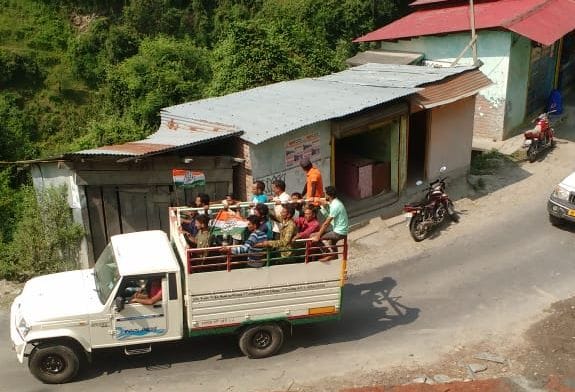 drivers illegally carrying passengers in Churah, Invitation is being given to the accident by sitting on the roofs of the taxi, Police and Transport Department is not taking action