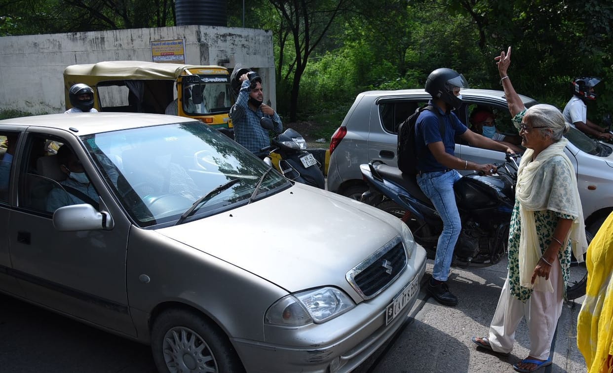 Situation: Appeal of elderly woman, people standing on the highway for three and a half hours, women and children were more upset
