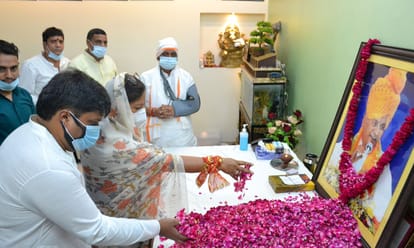 मैरिस रोड स्थित राज पैलेस में पूर्व मुख्यमंत्री कल्याण सिंह के चित्र पर पुष्प अर्पित कर श्रद्धा?