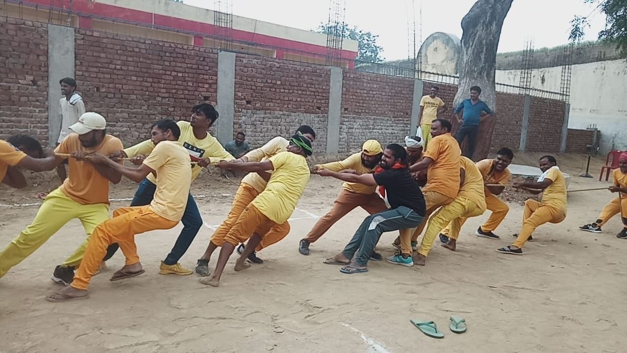 Mathura: Prisoners pulled rope in jail, played volleyball