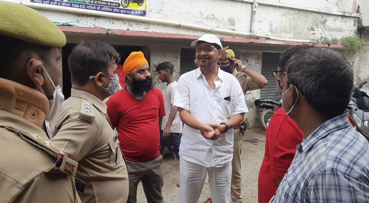 The cloth merchant who went out on the morning walk was robbed on the strength of a gun