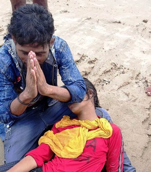 Young man and teenager jumped in the Ganges, the sailors saved