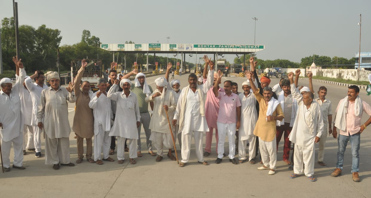 Farmers jammed for four and a half hours at Makrauli toll plaza