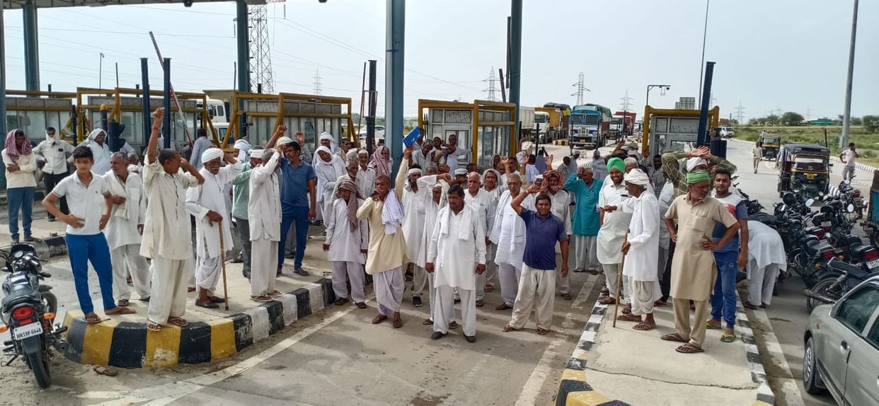 Angry farmers blocked two main roads in Karnal due to lathi charge, thousands of vehicles stuck
