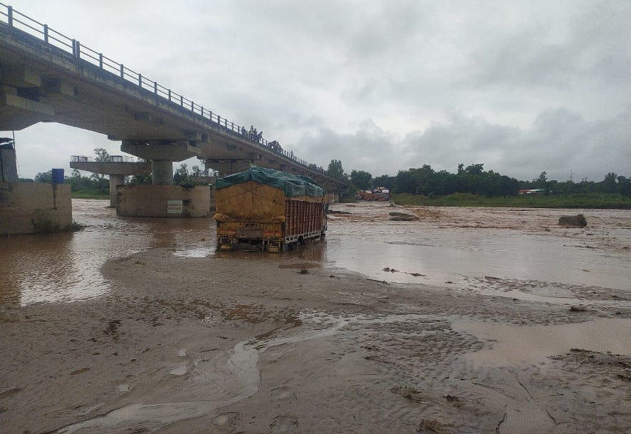 Water level of Kotawali river increased, traffic came to a standstill