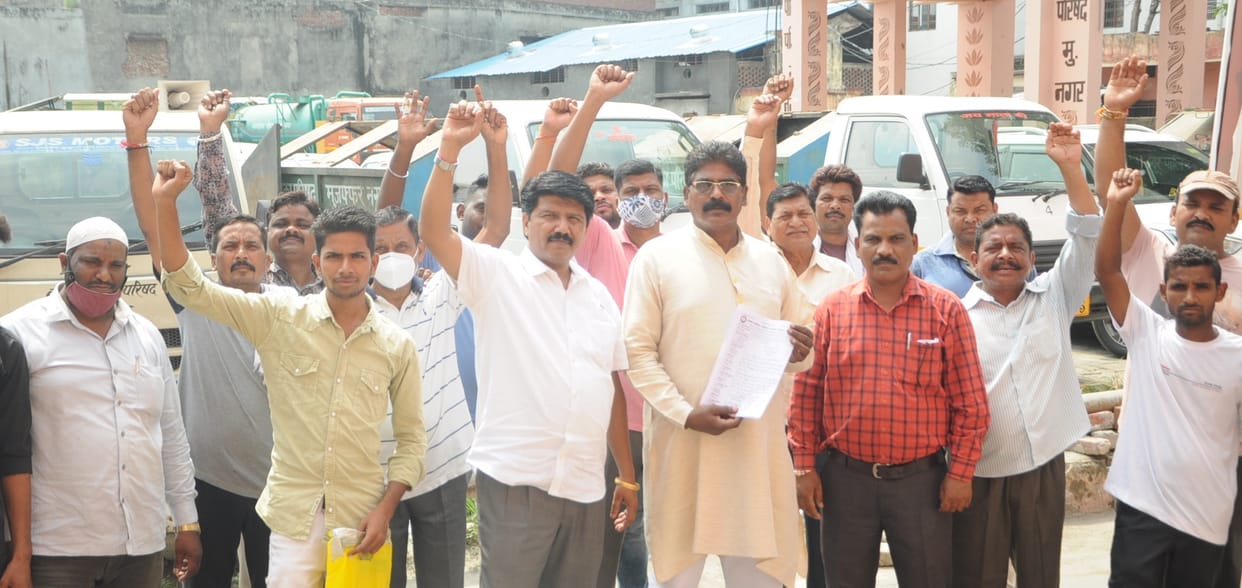 The scavengers stopped the vehicles, did not pick up the garbage from the dump houses