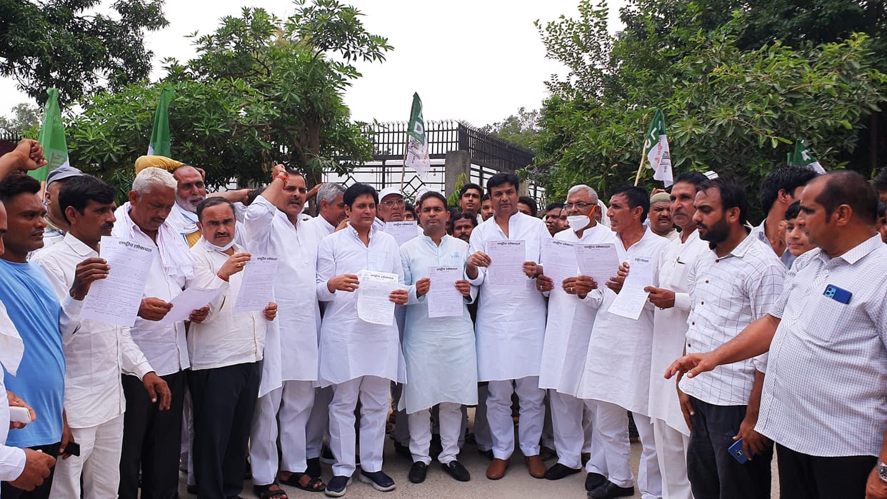 RLD picketing in Kairana, wool, hand over memorandum