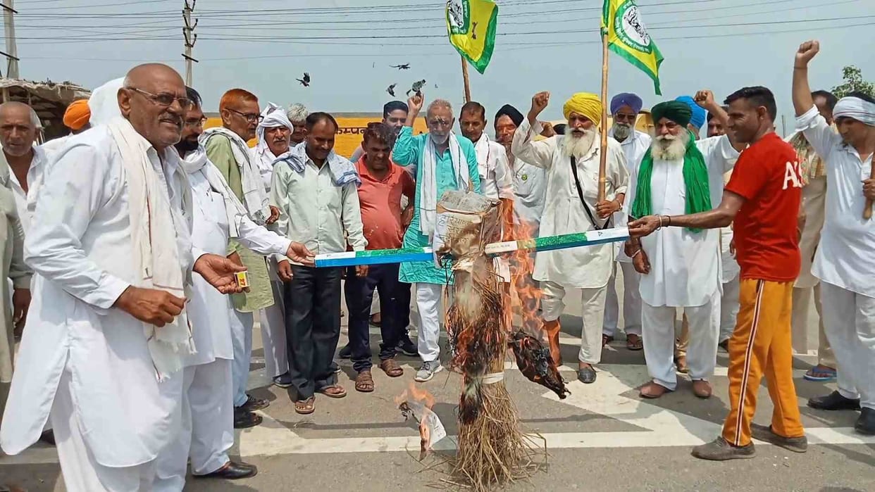 Demonstration on the second day against the lathi charge on farmers in Karnal
