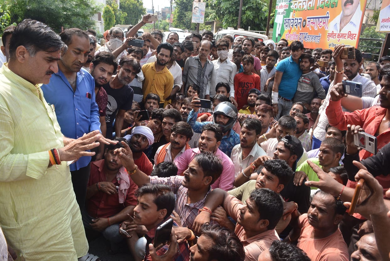 Aligarh: MP said, how did the captain stop the tempo without consent