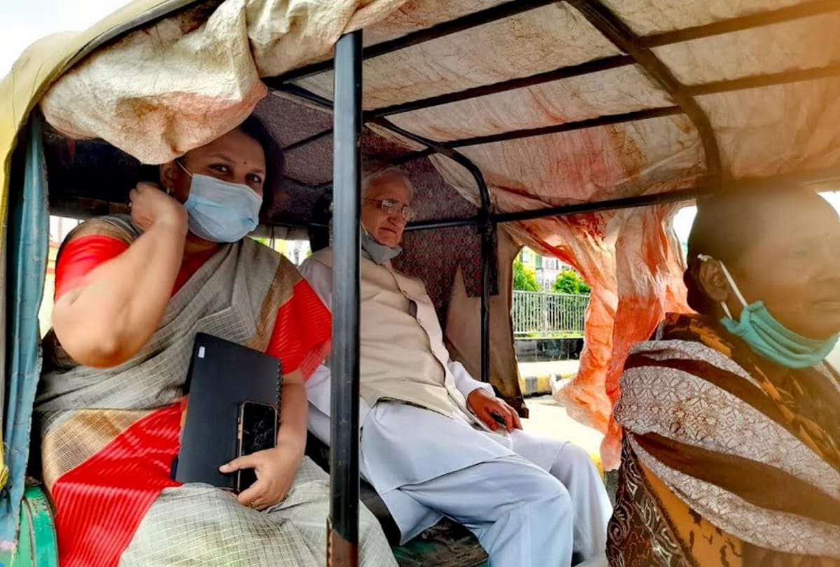 Salman Khurshid rides Kunti Devi auto in Gorakhpur