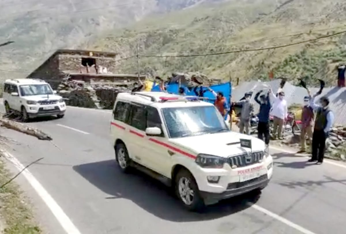 Lahaul spiti himachal News: Congress shows black flags to CM Jai Ram Thakur