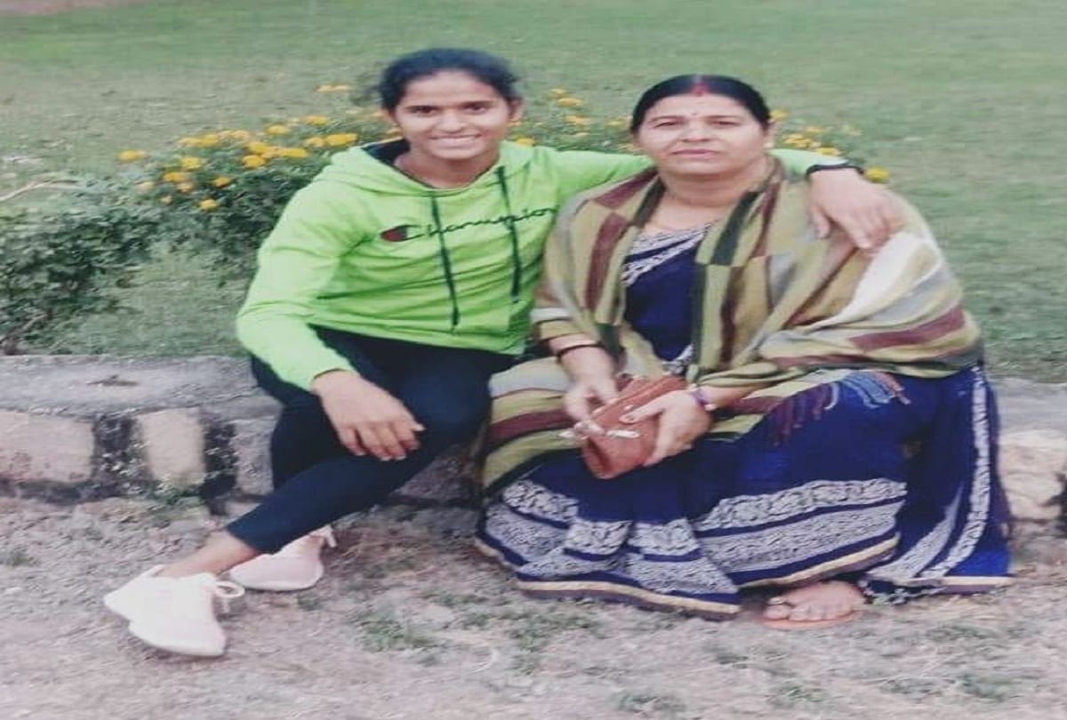 athletic shaili singh grew up playing in the field if there was no rope then she kept jumping by tying wood on her mothers sari in jhansi
