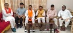 धामपुर में पत्रकारों से वार्ता करते विहिप के राष्ट्रीय प्रवक्ता विजय शंकर तिवारी व साथ में अन्य
